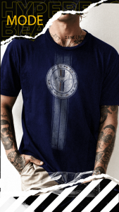 Mann trägt Ford Mustang T-Shirt.