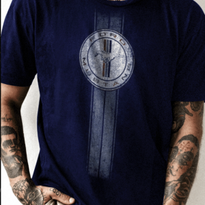 Mann trägt Ford Mustang T-Shirt.