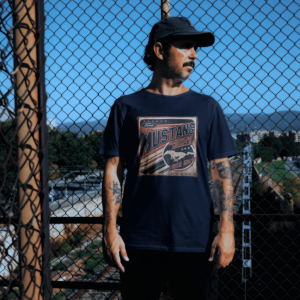 Mann trägt Mustang T-Shirt im Freien.