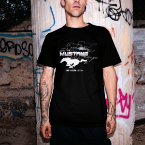 Schwarzes T-Shirt mit Mustang-Design.