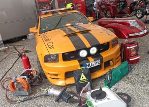 Gelber Ford Mustang mit Ausrüstung