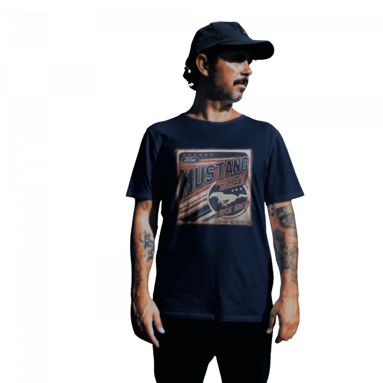 Mann trägt Mustang T-Shirt.
