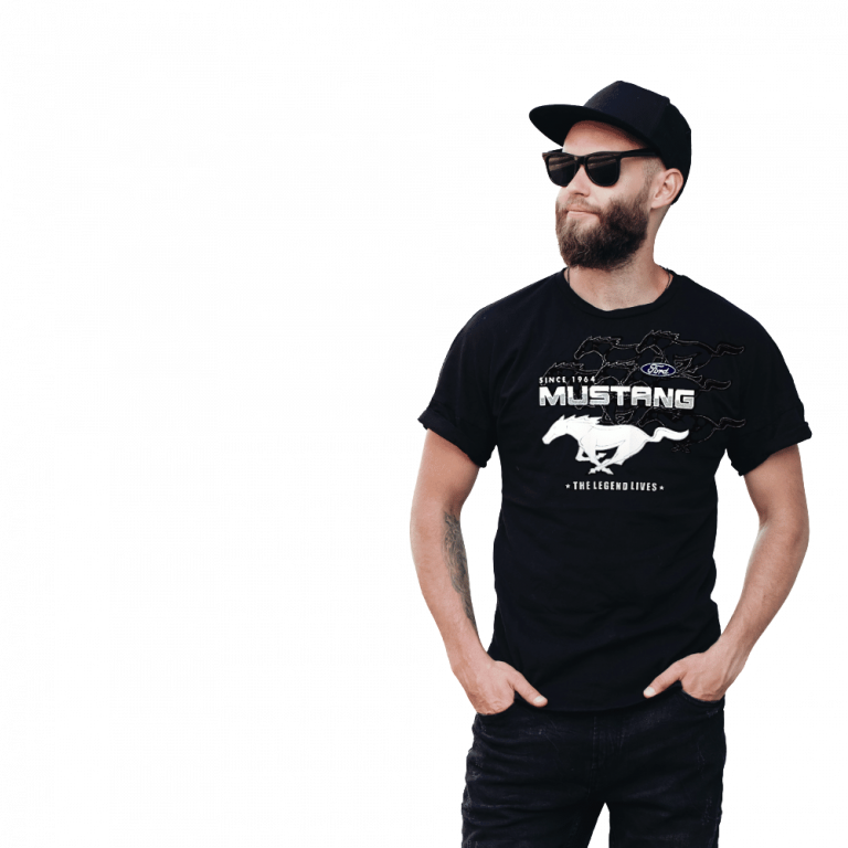 Mann mit Mustang T-Shirt steht.